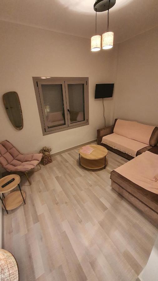 Larry'S Little Place In The Center Of Gytheio Bagian luar foto