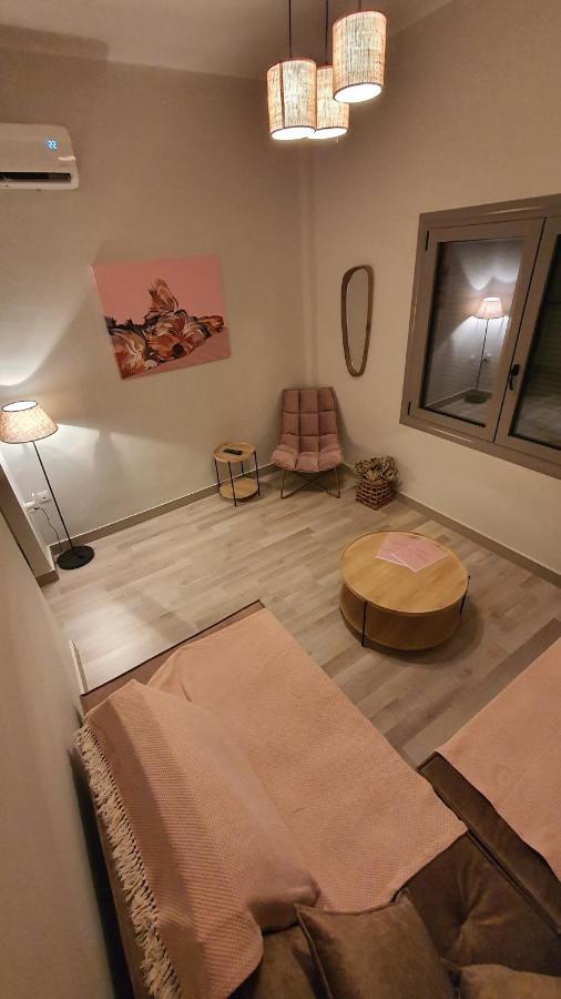 Larry'S Little Place In The Center Of Gytheio Bagian luar foto