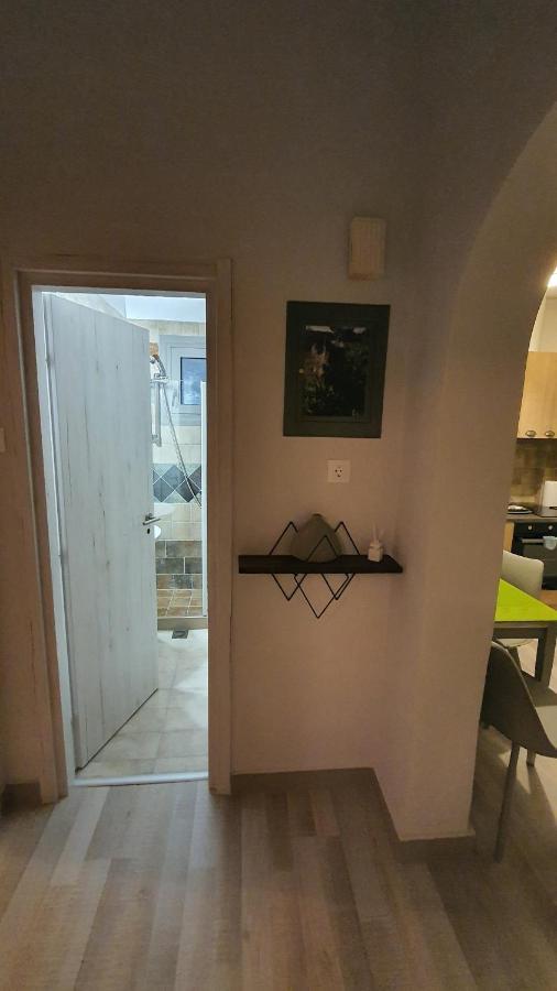Larry'S Little Place In The Center Of Gytheio Bagian luar foto