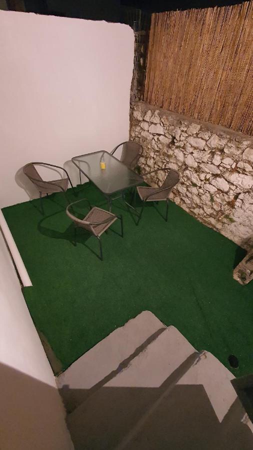 Larry'S Little Place In The Center Of Gytheio Bagian luar foto