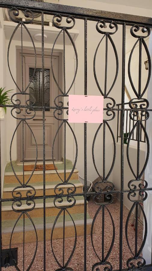 Larry'S Little Place In The Center Of Gytheio Bagian luar foto