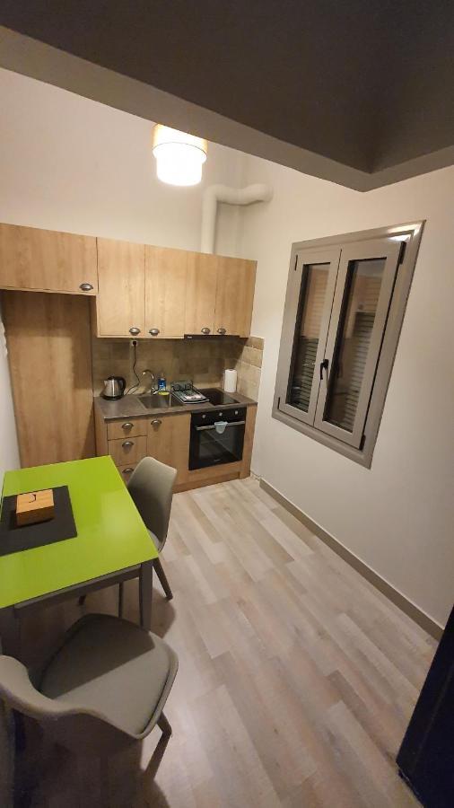 Larry'S Little Place In The Center Of Gytheio Bagian luar foto