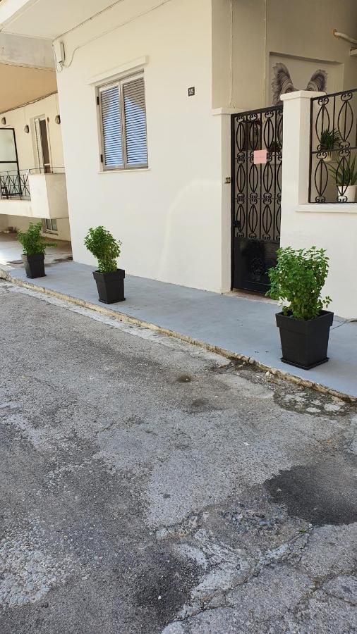 Larry'S Little Place In The Center Of Gytheio Bagian luar foto