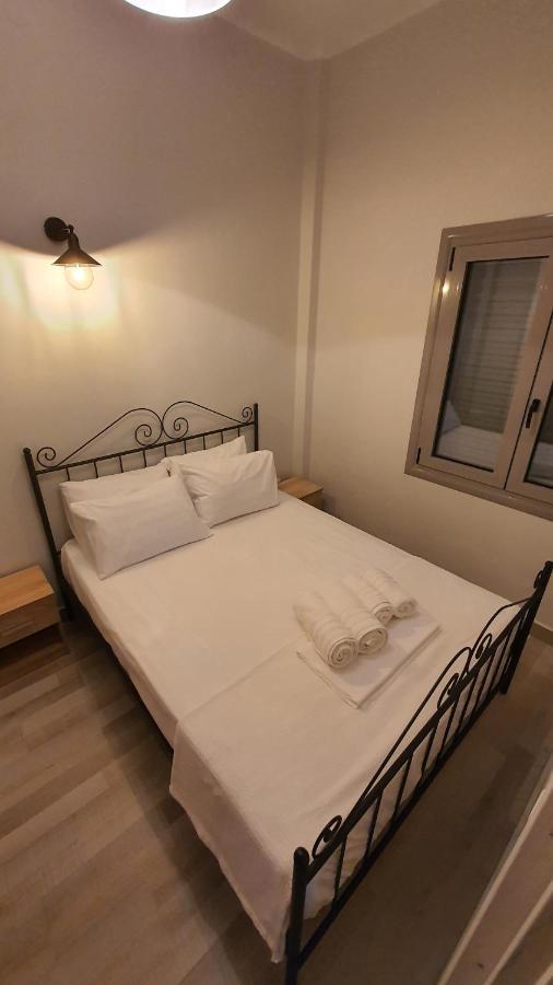 Larry'S Little Place In The Center Of Gytheio Bagian luar foto